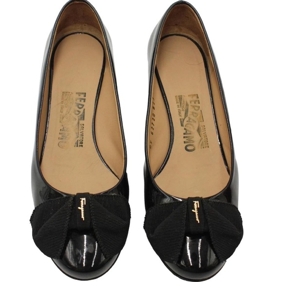 Salvatore Ferragamo Black Patent Vera Bow Shoes Size 9 1” heel MSRP $895 - Picture 2 of 14